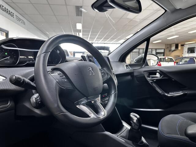 Peugeot 208 1.2 PureTech Signature/ D-Riem verv: 56.000 KM!/ Apple + Android/ DAB+/ Dakspoiler/ Navi/ Extra getint glas/ Airco/ Cruise/ Elek. pakket/ Isofix/ Bluetooth/ Armsteun/ Multi. LEDER. Stuur/ Mistl./ PDC/ LED Dagrijverl