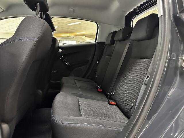 Peugeot 208 1.2 PureTech Signature/ D-Riem verv: 56.000 KM!/ Apple + Android/ DAB+/ Dakspoiler/ Navi/ Extra getint glas/ Airco/ Cruise/ Elek. pakket/ Isofix/ Bluetooth/ Armsteun/ Multi. LEDER. Stuur/ Mistl./ PDC/ LED Dagrijverl