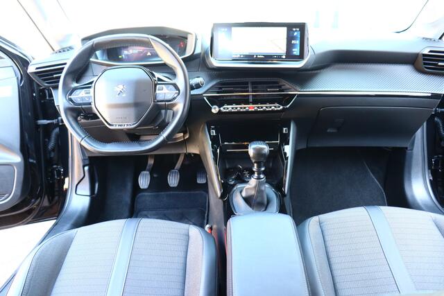 Peugeot 208 1.2 PureTech Blue Lease Allure O.a: Camera, PDC, Carplay, Clima, Navi, Cruise, Etc. All-in prijs!