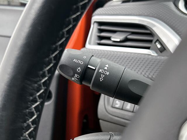 Peugeot 208 110 pk Allure | Rijklaar | Panoramadak | Lederen bekleding! | Apple Carplay | Parkeersensoren |