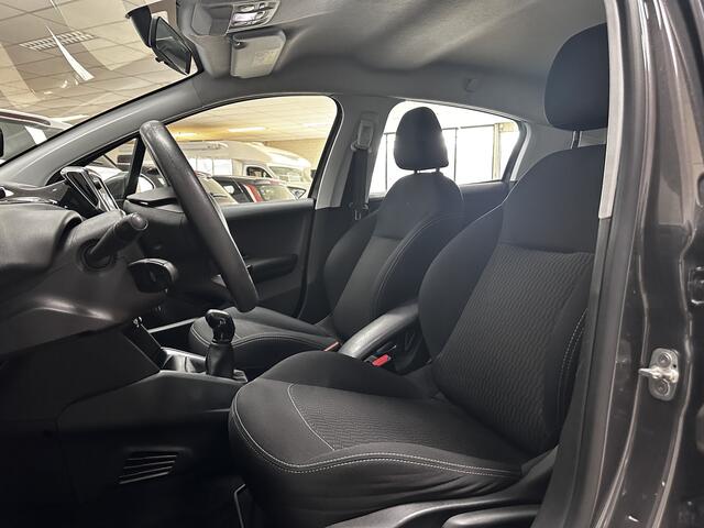 Peugeot 208 1.2 PureTech Active/ D-Riem verv: 93.000 KM!/ Apple + Android/ DAB+/ Navi/ Airco/ Cruise/ Elek. pakket/ Isofix/ Bluetooth/ Multi. Stuur/ Mistl./ PDC/ Dakspoiler/ LED Dagrijverl.