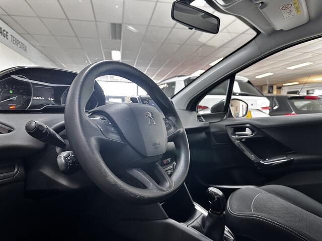 Peugeot 208 1.2 PureTech Active/ D-Riem verv: 93.000 KM!/ Apple + Android/ DAB+/ Navi/ Airco/ Cruise/ Elek. pakket/ Isofix/ Bluetooth/ Multi. Stuur/ Mistl./ PDC/ Dakspoiler/ LED Dagrijverl.