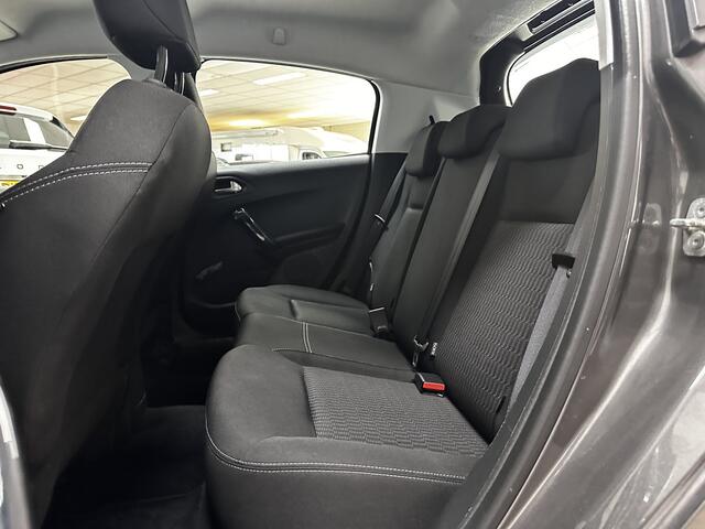 Peugeot 208 1.2 PureTech Active/ D-Riem verv: 93.000 KM!/ Apple + Android/ DAB+/ Navi/ Airco/ Cruise/ Elek. pakket/ Isofix/ Bluetooth/ Multi. Stuur/ Mistl./ PDC/ Dakspoiler/ LED Dagrijverl.