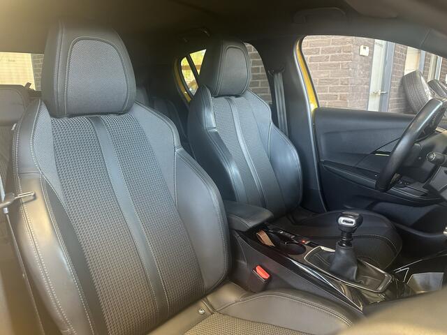 Peugeot 208 1.2 PureTech GT-Line | Carplay | Cruise & Climate control | PDC | Interesse in een bezichtiging of proefrit, bel of app met 06-24282842 / 06-42130156