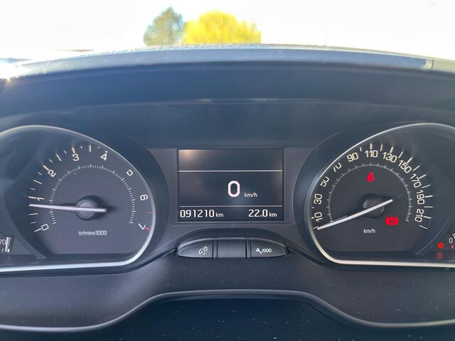 Peugeot 208 1.2 PureTech Blue Lease Executive Navi LM velgen Carplay ECC