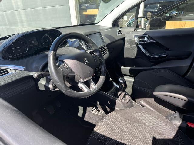 Peugeot 208 1.2 PureTech Blue Lease Executive Navi LM velgen Carplay ECC