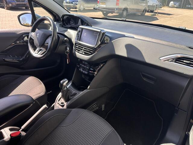 Peugeot 208 1.2 PureTech Blue Lease Executive Navi LM velgen Carplay ECC