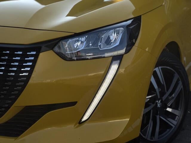 Peugeot 208 1.2 PureTech 100pk Allure | Automaat | Parkeercamera/-sensoren | Navigatie | Cruise Control | Climate Control | Full LED | Apple Carplay/Android Auto | DAB | Lichtmetalen velgen |