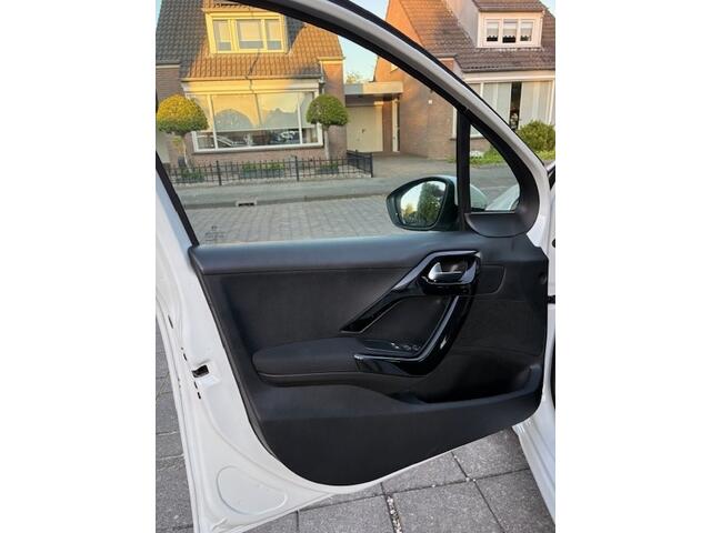 Peugeot 208 1.2 PureT. Signature
