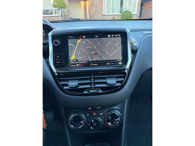 Peugeot 208 1.2 PureT. Signature