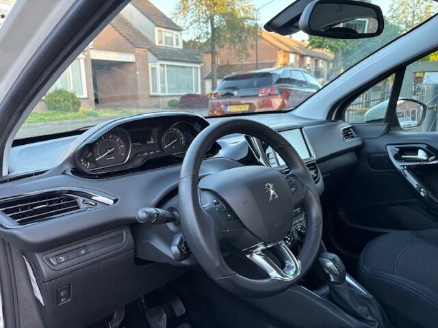 Peugeot 208 1.2 PureT. Signature