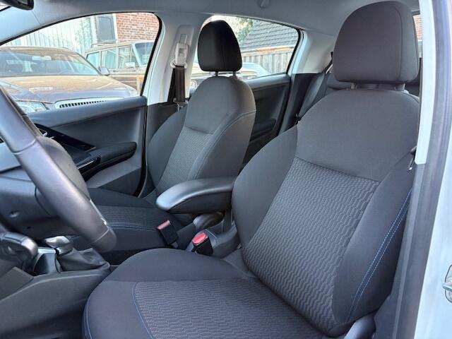 Peugeot 208 1.2 PureT. Signature