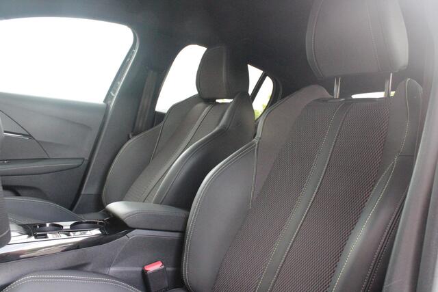Peugeot 208 1.2 Hybrid 145PK AUTOMAAT GT | NAVIGATIE | DRAADLOZE APPLE CARPLAY/ANDROID AUTO | CAMERA VOOR + ACHTER | FULL LED KOPLAMPEN | LICHTMETALEN VELGEN 17" | DODEHOEK DETECTIE | DRAADLOZE TELEFOONLADER | KEYLESS ENTRY/START | DAB+ RADIO | ADAPTIVE CRUISE CONTRO