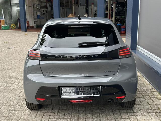 Peugeot 208 1.2 Hybrid 110 PK Allure Automaat | Hybride Automaat | Navigatie via Telefoon | Climate Control | Cruise Control | Parkeersensoren V+A | LED Verlichting | Draadloze Apple Carplay / Android Auto | 16" Lichtmetalen Velgen |
