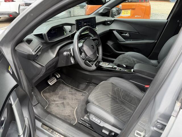 Peugeot 208 Hybrid 145 PK Automaat GT | Alcantara Stoelen met Verwarming en Massage | Full LED Verlichting | Navigatie via Telefoon | Camera | Parkeersensoren | Cruise Control | Keyless Entry | Dakspoiler | DAB+ Radio | Digitaal Dashboard | Apple Carplay Draadloos |