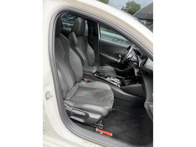 Peugeot 208 1.2 Turbo 130 PK Automaat GT Pack | Alcantara Bekleding | Full LED Koplampen | Dode Hoekbewaking | Full Map Navigatie | Keyless Entry | Achteruitrij Camera | Panoramadak | Zwart dak |
