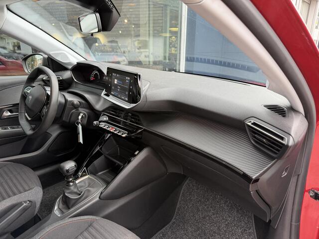 Peugeot 208 1.2 Turbo 100PK Active Pack | 6-Bak | Navigatie via Telefoon | Stoelverwarming | Lichtmetalen Velgen | 1e Eigenaarsauto met slechts 15000 KM | Airconditioning | Cruise Control | Parkeersensoren | Elektrisch Pakket | Multimediascherm | Multifunctioneel Stu