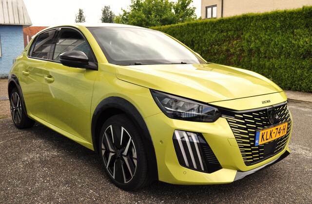 Peugeot 208 Hybrid GT cam v+a adcrc zwart dak