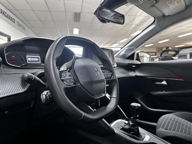 Peugeot 208 1.2 PureTech Active Pack/ AFN. Trekhaak/ LED Koplampen/ 16'' LMV/ Apple + Android/ Airco/ Cruise/ Elek. pakket/ Isofix/ Bluetooth/ Multi. LEDER. Stuur/ Dakspoiler.