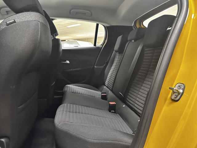 Peugeot 208 1.2 PureTech Active Pack/ AFN. Trekhaak/ LED Koplampen/ 16'' LMV/ Apple + Android/ Airco/ Cruise/ Elek. pakket/ Isofix/ Bluetooth/ Multi. LEDER. Stuur/ Dakspoiler.