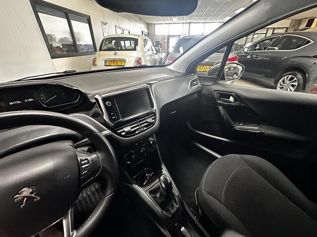 Peugeot 208 1.2 PureTech Signature/ D-Riem verv: 71.000 KM!/ Apple + Android/ Navi/ Airco/ Cruise/ DAB+/ Elek. pakket/ Isofix/ Bluetooth/ Armsteun/ Multi. LEDER. Stuur/ Mistl./ PDC/ LED Dagrijverl.