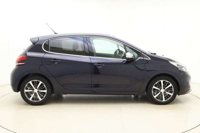 Peugeot 208 1.2 PureTech Allure | Trekhaak | Achteruitrijcamera | Panoramadak | Navigatie | Airco | Climate control | Bluetooth koppeling