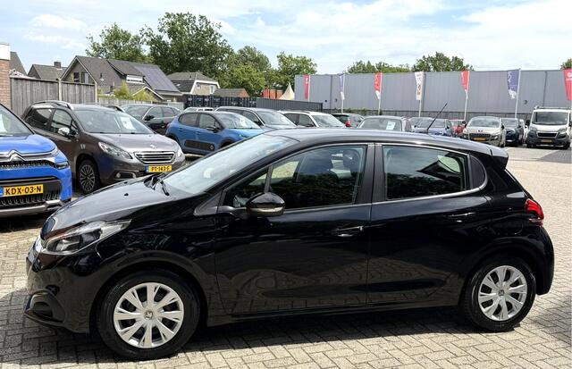 Peugeot 208 Benzine 1.200 Luxe 5-Deurs * Navigatie * Airco * Trekhaak * DAB Radio * Cruise Control * Zwart * NAP Kilometer Autopas * Vingerhoets; Vierde Generatie Eersteklas Service. Al meer dan 100 jaar een begrip in de Brabantse Kempen