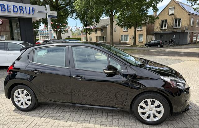 Peugeot 208 Benzine 1.200 Luxe 5-Deurs * Navigatie * Airco * Trekhaak * DAB Radio * Cruise Control * Zwart * NAP Kilometer Autopas * Vingerhoets; Vierde Generatie Eersteklas Service. Al meer dan 100 jaar een begrip in de Brabantse Kempen