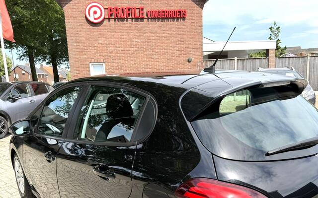 Peugeot 208 Benzine 1.200 Luxe 5-Deurs * Navigatie * Airco * Trekhaak * DAB Radio * Cruise Control * Zwart * NAP Kilometer Autopas * Vingerhoets; Vierde Generatie Eersteklas Service. Al meer dan 100 jaar een begrip in de Brabantse Kempen