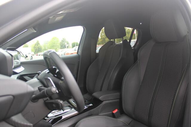 Peugeot 208 1.2 Hybrid 145PK AUTOMAAT GT | CAMERA VOOR + ACHTER | NAVIGATIE | DRAADLOZE APPLE CARPLAY/ANDROID AUTO | FULL LED KOPLAMPEN | LICHTMETALEN VELGEN 17" | DODEHOEK DETECTIE | DRAADLOZE TELEFOONLADER | KEYLESS ENTRY/START | DAB+ RADIO | ADAPTIVE CRUISE CONTRO