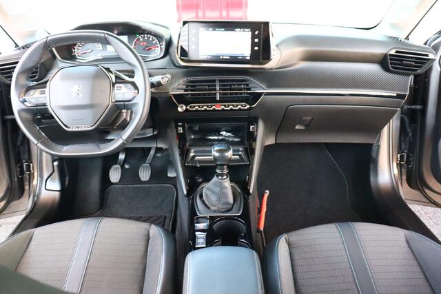 Peugeot 208 1.2 PureTech Allure O.a: PDC, Clima, Navi, Cruise, Carplay, DAB, Etc. All-in prijs!