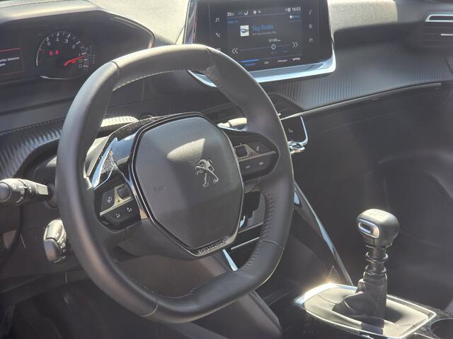 Peugeot 208 1.2 PureTech Active Pack | Nieuwe binnen | Climate control | Trekhaak | 25.000 km!