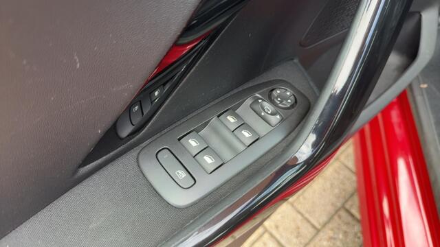 Peugeot 208 1.2 PureTech Allure Trekhaak Apple Carplay Climate Control Cruise Control