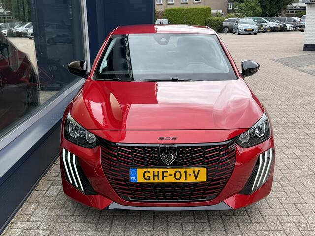 Peugeot 208 1.2 Turbo 100 PK Allure | Slechts 18.000 KM gereden | Navigatie via Telefoon | Camera | Stoelverwarming | Parkeersensoren | LED Verlichting | Cruise Control | Climate Control | Half Lederen Bekleding | 16"Lichtmetalen Velgen |