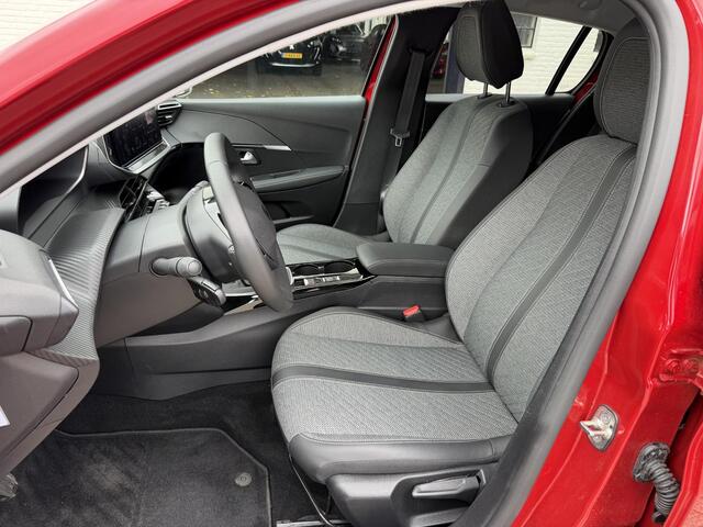 Peugeot 208 1.2 Turbo 100 PK Allure | Slechts 18.000 KM gereden | Navigatie via Telefoon | Camera | Stoelverwarming | Parkeersensoren | LED Verlichting | Cruise Control | Climate Control | Half Lederen Bekleding | 16"Lichtmetalen Velgen |