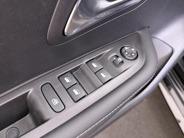 Peugeot 208 1.2T Hybrid Aut. Allure 360.Camera/Nav/H.Leder