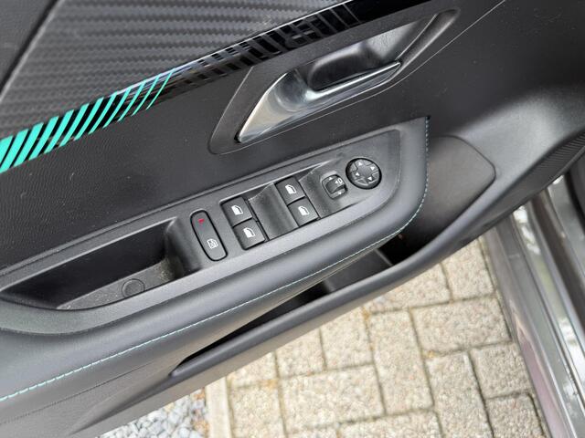 Peugeot 208 1.2 Turbo 100PK Allure | Navigatie via Telefoon | Keyless Entry/Start | Climate Control | Stoelverwarming | LED Verlichting | Camera | Parkeersensoren | Cruise Control | Lichtmetalen Velgen | Half Lederen Bekleding |
