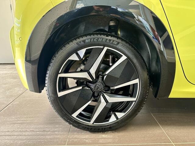 Peugeot 208 1.2 Hybrid 145 e-DCS6 GT | Draadloze Apple Carplay / Android Auto | Panorama dak | 360° Parkeercamera | Adaptieve Cruise Controle | Elektrische & Verwarmbare Voorstoelen