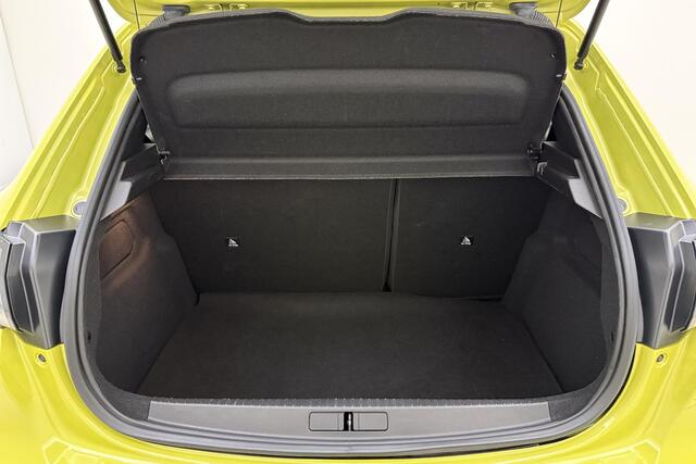 Peugeot 208 1.2 Hybrid 110 e-DCS6 Allure | Parkeersensoren | Appel Carplay/Android Auto draadloos | Climate Control | Cruise Control | Privacy Glass