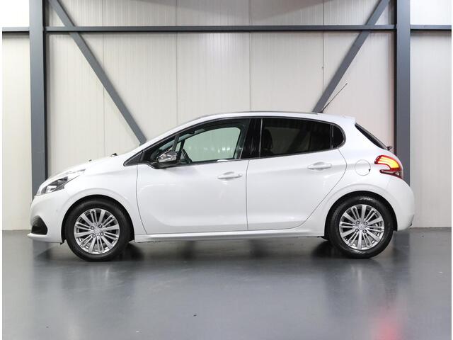 Peugeot 208 1.2 110PK Allure | AUTOMAAT | AppleCarplay/AndroidAuto | Panoramadak | Armsteun | Parkeersensoren | FULL LED | Navigatie | Lederen Stuurwiel | Camera | Climate Control | Cruise Control | 16" LMV | Isofix | Privacy Glass |