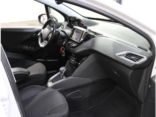 Peugeot 208 1.2 110PK Allure | AUTOMAAT | AppleCarplay/AndroidAuto | Panoramadak | Armsteun | Parkeersensoren | FULL LED | Navigatie | Lederen Stuurwiel | Camera | Climate Control | Cruise Control | 16" LMV | Isofix | Privacy Glass |