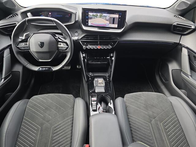 Peugeot 208 GT 1.2 Hybrid 110pk e-DCS6 | ALCANTARA PAKKET | STOELVERW. | DODEHOEKBEW. | NAVI | 360° CAMERA | CRUISE CONTROL | CLIMA | MASSAGESTOEL | DRAADLOOS APPLE CARPLAY / ANDROID AUTO |
