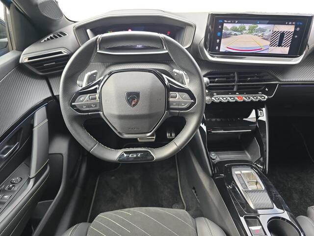 Peugeot 208 GT 1.2 Hybrid 110pk e-DCS6 | ALCANTARA PAKKET | STOELVERW. | DODEHOEKBEW. | NAVI | 360° CAMERA | CRUISE CONTROL | CLIMA | MASSAGESTOEL | DRAADLOOS APPLE CARPLAY / ANDROID AUTO |