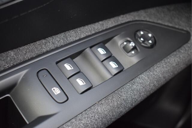 Peugeot 3008 1.2 PureTech Executive | Navi | NL-auto | Trekhaak