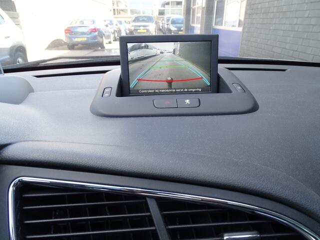 Peugeot 3008 1.2 PURETECH ALLURE 131 Pk-Navi-Clima-Cruise-Pdc-Blth-