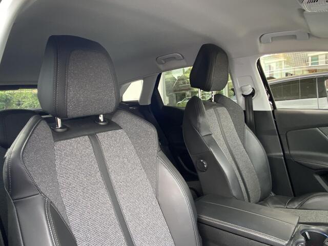 Peugeot 3008 1.2T 130pk Allure | Apple Carplay/Android Auto | Trekhaak | Dealeronderhouden | Achteruitrijcamera | Navigatie | Climate Control