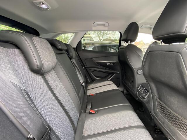 Peugeot 3008 1.2T 130pk Allure | Apple Carplay/Android Auto | Trekhaak | Dealeronderhouden | Achteruitrijcamera | Navigatie | Climate Control