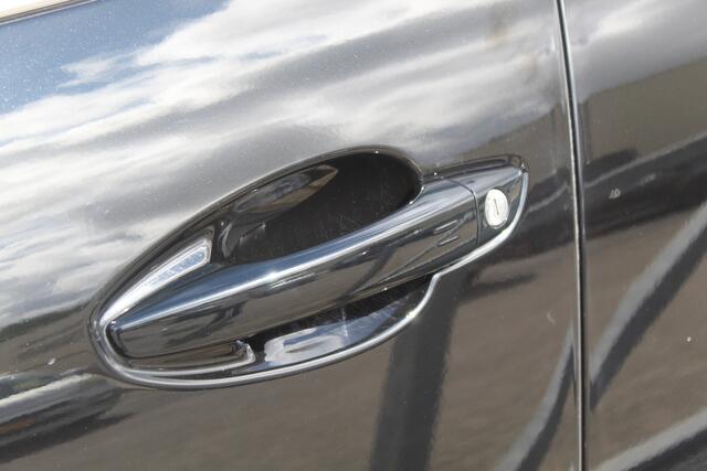 Peugeot 3008 1.2 PureTech GT Line Panoramadak/Dodehoek detectie/Navigatie/Virtual cockpit/Apple carplay/Achteruitrijcamera/Elektrische achterklep/Stoelverwarming/Trekhaak/Keyless/CLimate control/19'' Lichtmetalen velgen.