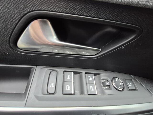 Peugeot 3008 1.2 Hybrid 136 GT WORDT VERWACHT !! | 360 View Camera | Navigatie | Keyless Entry en Start | Zwarte Hemelbekleding | Stoel en Stuurverwarming |