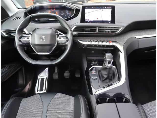 Peugeot 3008 130 Pk. Luxe Allure * Open Schuifdak * Trekhaak * Navigatie * Keyless Entry & Start Button * 19" L.M.Velgen * 1/2 Lederen Interieur * Vingerhoets; Vierde Generatie Eersteklas Service. Al meer dan 100 jaar een begrip in de Brbantse Kempen,